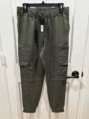 NWT Banana Republic Women’s Olive Green Cargo Jogger  - Casual Utility Style